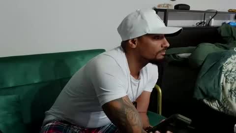 Snapshot of dong_masterson chatting on February 23, 8:39 pm Gifted online show from February 23, 8:39 pm