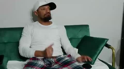 Snapshot of dong_masterson chatting on March 3, 11:49 am Gifted online show from March 3, 11:49 am