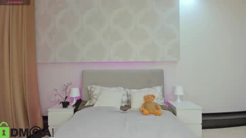 Snapshot of donnaaa_evans chatting on February 18, 11:55 pm Donna On GMT2 Mon-Fri 3-9 AM online show from February 18, 11:55 pm