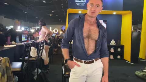 Snapshot of donnybasilisk chatting on October 17, 11:18 pm Donny online show from October 17, 11:18 pm