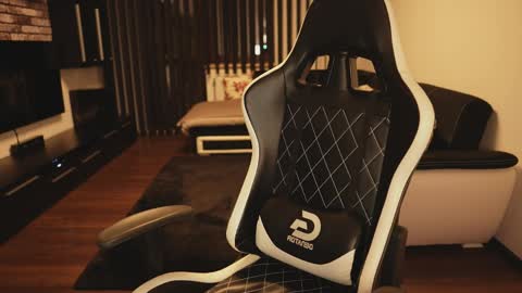 Dorian Reyes online show from April 7, 8:20 pm