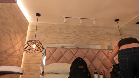  DOROTHY online show from February 10, 3:35 am