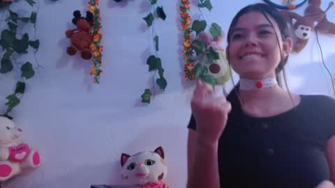 Snapshot of draculaura_x chatting on May 3, 1:55 am Laura online show from May 3, 1:55 am
