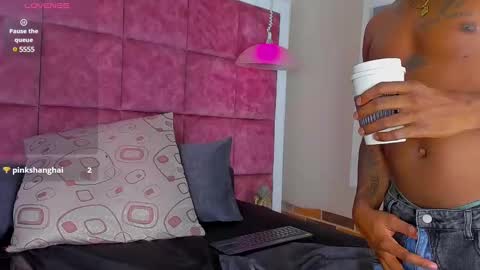 Snapshot of drake_nassir4 chatting on February 11, 8:37 am ---Drake--- online show from February 11, 8:37 am