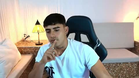 Snapshot of drakee_wolf chatting on June 8, 7:47 pm Drake online show from June 8, 7:47 pm