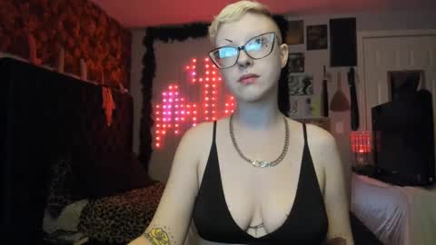 Snapshot of dreagentry chatting on December 4, 5:05 am Your Majesty online show from December 4, 5:05 am