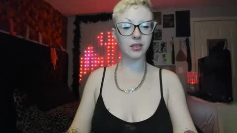 Snapshot of dreagentry chatting on December 12, 7:19 am Your Majesty online show from December 12, 7:19 am