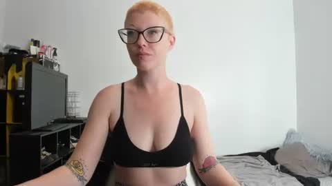 Snapshot of dreagentry chatting on October 2, 3:41 pm Your Majesty online show from October 2, 3:41 pm