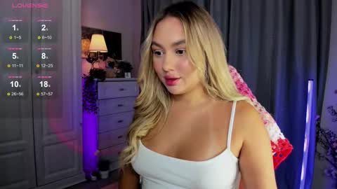 Snapshot of dreamaise chatting on November 8, 3:23 pm Mary pvt open use pink and blue app lovense online show from November 8, 3:23 pm