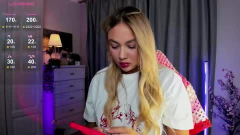 Snapshot of dreamaise chatting on November 9, 3:21 pm Mary pvt open use pink and blue app lovense online show from November 9, 3:21 pm