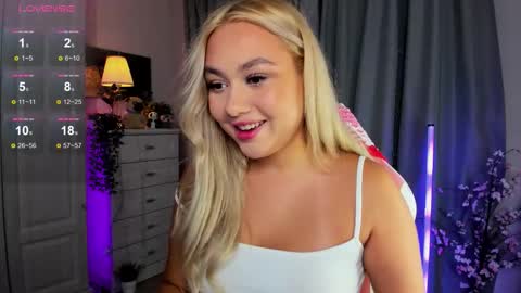 Snapshot of dreamaise chatting on November 27, 3:47 pm Mary pvt open use pink and blue app lovense online show from November 27, 3:47 pm