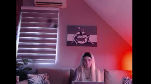 A girl online show from October 22, 7:19 am