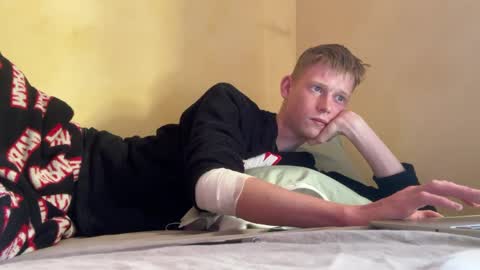 dreamy_devi1 online show from April 15, 1:51 pm