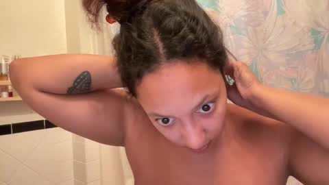 RIRI OR DREAMY online show from October 22, 3:01 pm