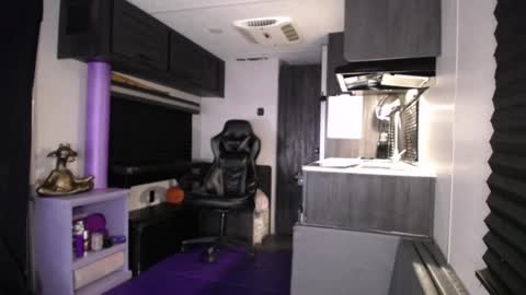 Snapshot of drizzys_room chatting on November 15, 11:18 am DirtyDrizzy online show from November 15, 11:18 am