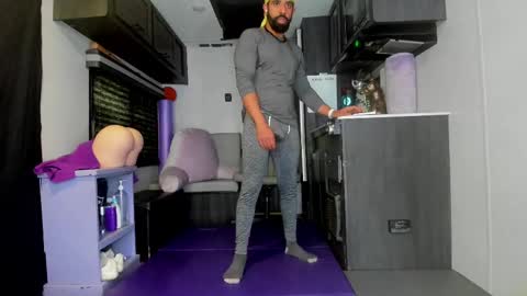 Snapshot of drizzys_room chatting on December 4, 4:05 pm DirtyDrizzy online show from December 4, 4:05 pm