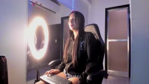 Snapshot of dulce_34 chatting on February 17, 8:15 pm dulce online show from February 17, 8:15 pm