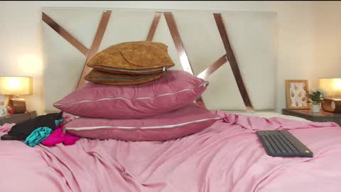 DULCE AURORA online show from December 23, 7:49 am