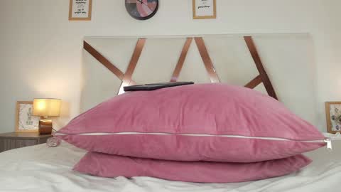 DULCE AURORA online show from January 8, 8:49 am
