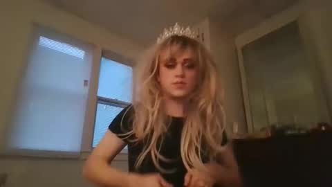Snapshot of dulcidarling chatting on January 10, 9:41 pm Buffy Glimmers online show from January 10, 9:41 pm