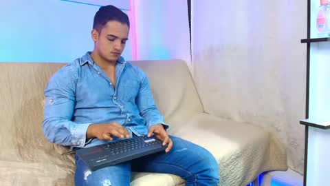 Snapshot of dwayne_esteven10 chatting on June 7, 8:45 pm dwayne_esteven10 online show from June 7, 8:45 pm