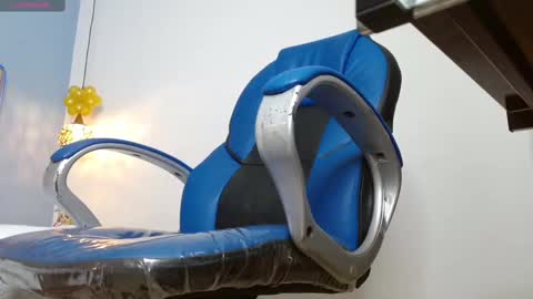 dyla_n18_ online show from December 10, 12:39 am