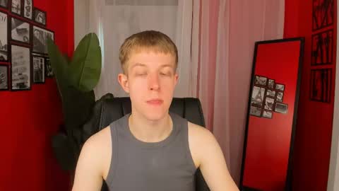 Snapshot of dylan_norton chatting on June 3, 10:18 am Dylan online show from June 3, 10:18 am