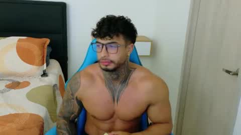 Snapshot of dylanrivera_ chatting on June 25, 11:53 pm Dylan Rivera online show from June 25, 11:53 pm