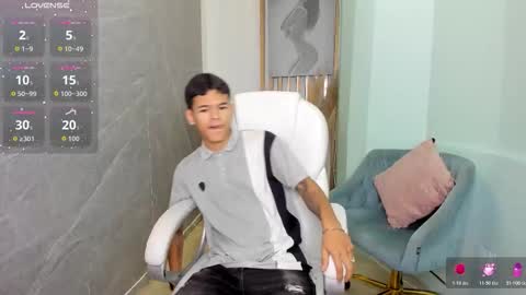 dylanroyce_ online show from March 24, 12:32 pm