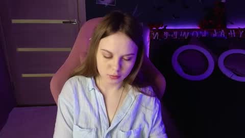 Snapshot of dyna_bae chatting on October 31, 2:45 am Dyna online show from October 31, 2:45 am