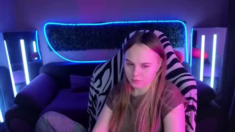 Snapshot of dyna_bae chatting on November 19, 2:22 am Dyna online show from November 19, 2:22 am