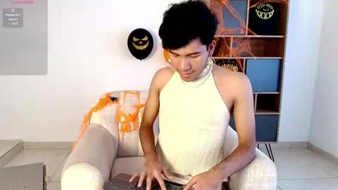 Snapshot of e_r_o_s_ chatting on November 2, 7:49 pm John online show from November 2, 7:49 pm