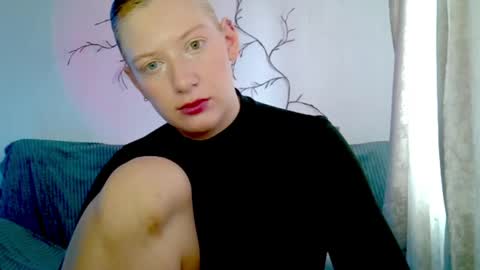 Snapshot of earn_my_lily chatting on April 29, 7:23 am Lily online show from April 29, 7:23 am
