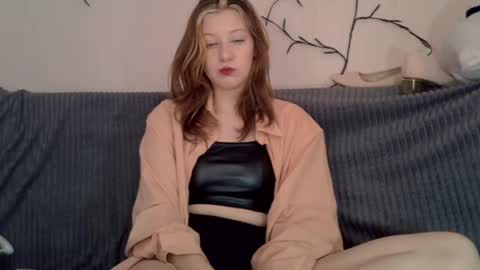 Snapshot of earn_my_lily chatting on May 2, 5:12 am Lily online show from May 2, 5:12 am