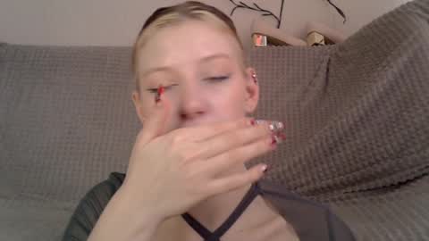 Snapshot of earn_my_lily chatting on May 5, 6:32 am Lily online show from May 5, 6:32 am