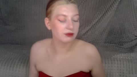 Snapshot of earn_my_lily chatting on May 8, 7:14 am Lily online show from May 8, 7:14 am
