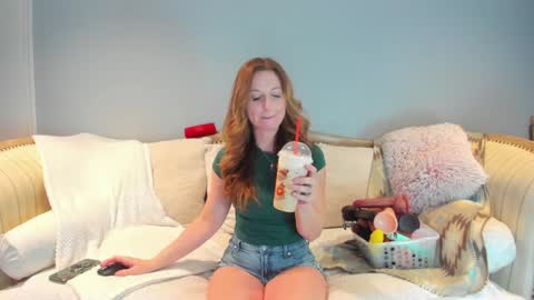 Snapshot of eatmygingersnapps chatting on December 19, 4:25 pm Allison online show from December 19, 4:25 pm