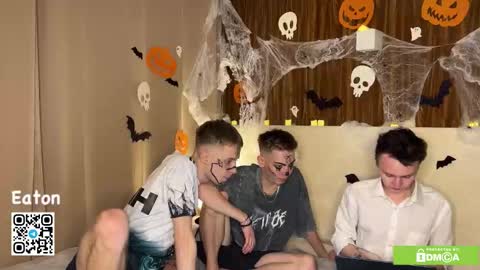 eaton_ online show from October 31, 5:58 pm