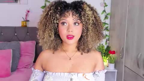 Snapshot of ebony_curly2 chatting on October 22, 2:34 am isa online show from October 22, 2:34 am