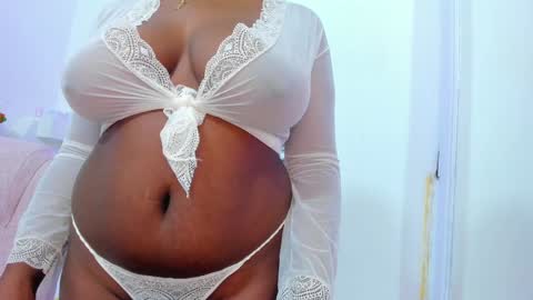 Snapshot of ebony_katterin chatting on December 24, 3:37 pm ebony_katterin online show from December 24, 3:37 pm