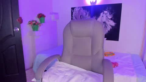 Snapshot of ebony_katterin chatting on January 21, 7:39 pm ebony_katterin online show from January 21, 7:39 pm