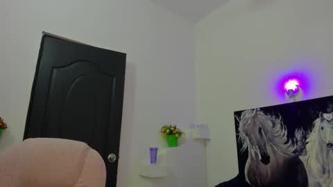 Snapshot of ebony_katterin chatting on March 1, 6:43 pm ebony_katterin online show from March 1, 6:43 pm
