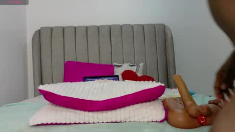ebony_pearl69 online show from April 24, 2:36 am