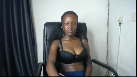 Snapshot of ebony_petitegirl chatting on June 27, 8:03 pm Lilly online show from June 27, 8:03 pm