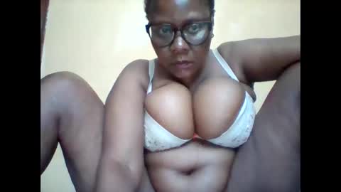 Snapshot of ebonybussy chatting on October 3, 8:11 am MAMITO online show from October 3, 8:11 am