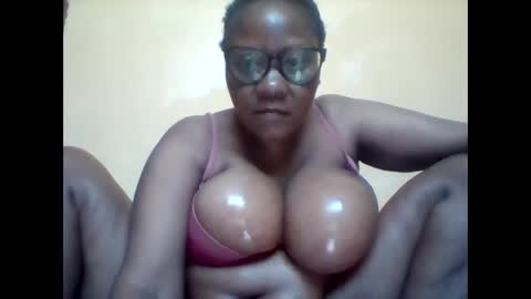 Snapshot of ebonybussy chatting on October 5, 7:39 am MAMITO online show from October 5, 7:39 am
