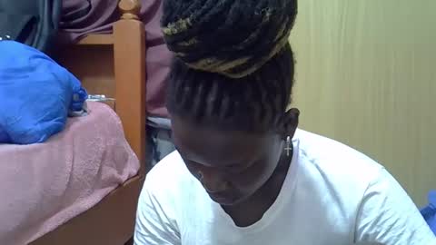 Snapshot of ebonydora chatting on December 1, 5:01 am ebonydora online show from December 1, 5:01 am