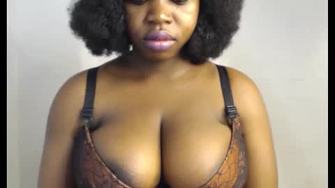 Snapshot of ebonyx_dripqueen chatting on November 17, 6:41 am Loveth online show from November 17, 6:41 am