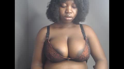 Snapshot of ebonyx_dripqueen chatting on November 29, 6:38 am Loveth online show from November 29, 6:38 am