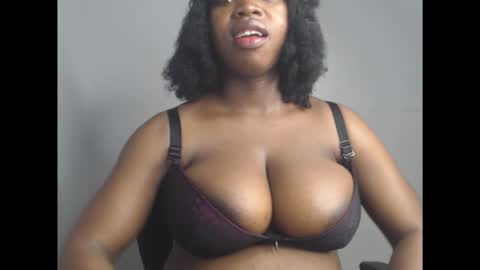 Snapshot of ebonyx_dripqueen chatting on December 4, 6:44 am Loveth online show from December 4, 6:44 am